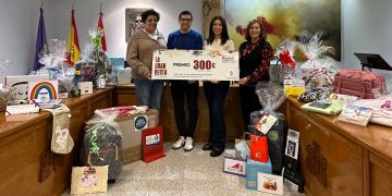Alberto Cascón y Manuela Gomera recogen en Peñaranda sus premios de la campaña navideña de la Gran Cesta del Comercio