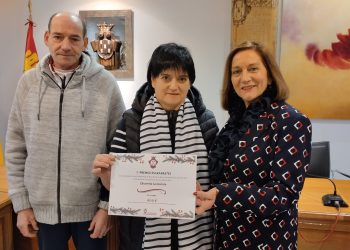 Churrería La Gaviota, Mercería Colino y Óptica San José recogen en Peñaranda sus premios del concurso navideño de escaparates