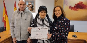 Churrería La Gaviota, Mercería Colino y Óptica San José recogen en Peñaranda sus premios del concurso navideño de escaparates