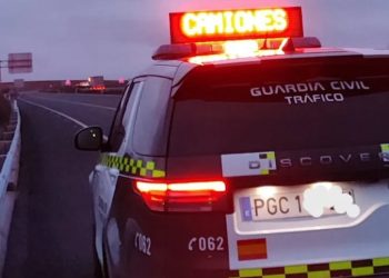 La Guardia Civil inicia el embolsamiento de camiones en la A-50 en Peñaranda y Machacón por el aviso amarillo por nieve