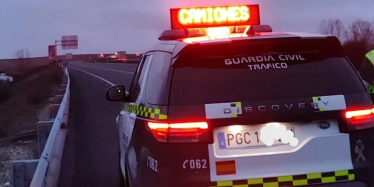 La Guardia Civil inicia el embolsamiento de camiones en la A-50 en Peñaranda y Machacón por el aviso amarillo por nieve