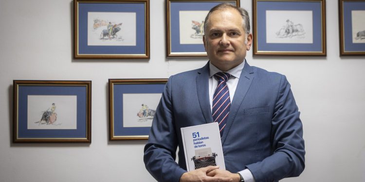 El peñarandino Francisco Javier Martínez participa en el libro «51 periodistas hablan de toros» de la Fundación Toro de Lidia