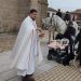 Caballos, perros y hasta una cabra reciben la bendición en la plaza de Macotera y sus dueños los encomiendan a San Antón