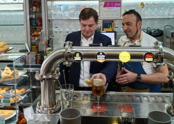 Alfonso Fernández Mañueco hace una parada en Los Álamos de Peñaranda y prueba a «tirar una caña» detrás de la barra