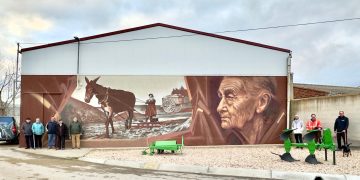 El Campo de Peñaranda estrena un mural inspirado en el recuerdo de una anciana y creado por el conocido artista Dani Martín