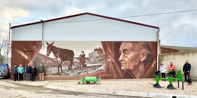 El Campo de Peñaranda estrena un mural inspirado en el recuerdo de una anciana y creado por el conocido artista Dani Martín
