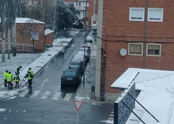 Una nueva nevada y temperaturas bajo cero complican el día en Peñaranda: operarios municipales limpian aceras y echan sal