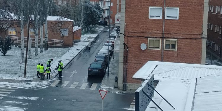 Una nueva nevada y temperaturas bajo cero complican el día en Peñaranda: operarios municipales limpian aceras y echan sal