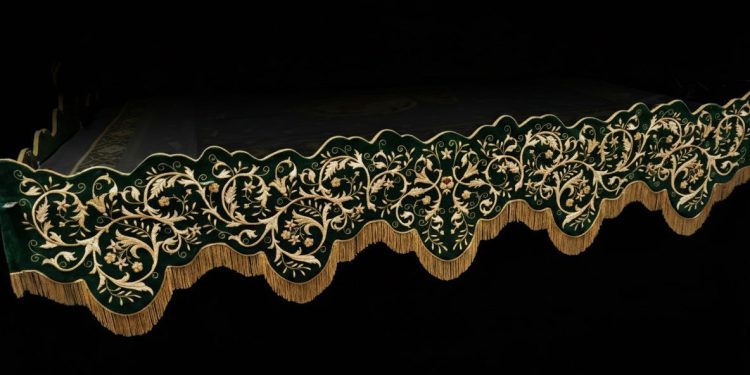 La Esperanza lucirá terminadas las bambalinas del palio en la Semana Santa de Peñaranda con el bordado interior y exterior