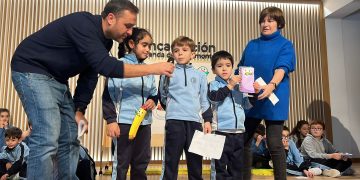 El colegio La Encarnación celebra en Peñaranda el Día Escolar de la No violencia y la Paz reuniendo a alumnos, profesores y familias