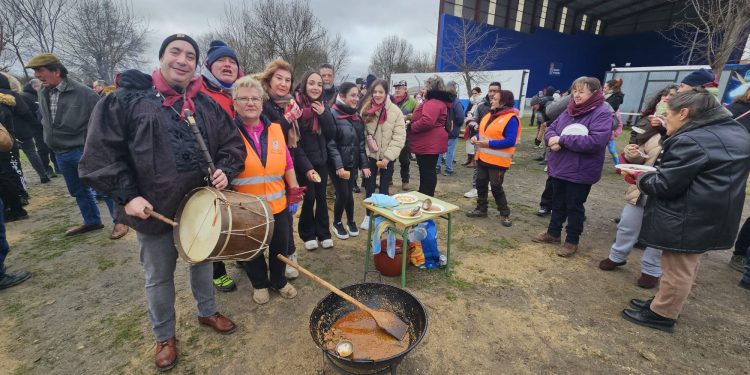 Peñarandilla disfruta de la Fiesta de la Matanza Tradicional con música, degustaciones y un gran ambiente junto al frontón