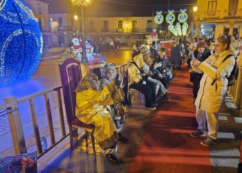 Emoción e ilusión de cientos de niños en el recibimiento a los Reyes Magos en la plaza de la Constitución de Peñaranda