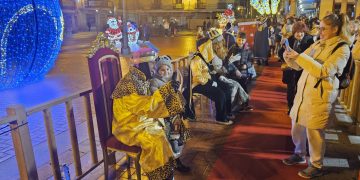 Emoción e ilusión de cientos de niños en el recibimiento a los Reyes Magos en la plaza de la Constitución de Peñaranda