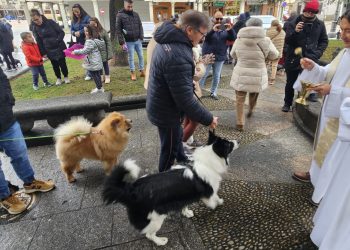 Peñaranda celebra la festividad de San Antón con la bendición de las mascotas en la plaza de Agustín Martínez Soler