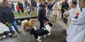 Peñaranda celebra la festividad de San Antón con la bendición de las mascotas en la plaza de Agustín Martínez Soler