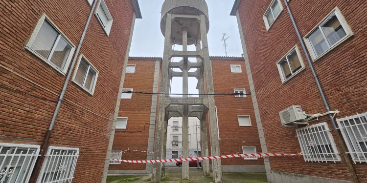Cortado en Peñaranda uno de los pasos entre Arapiles y Carlos I por la caída de varios cascotes de un antiguo depósito de agua