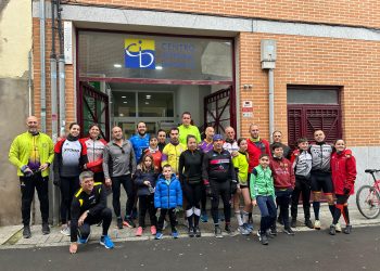 El triatlón anima la mañana en Peñaranda reuniendo a niños y mayores en una actividad a beneficio del Banco de Alimentos