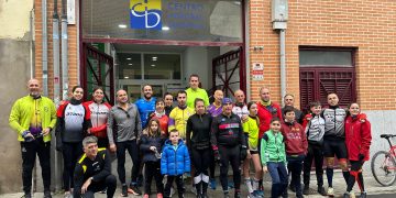 El triatlón anima la mañana en Peñaranda reuniendo a niños y mayores en una actividad a beneficio del Banco de Alimentos