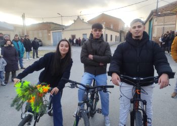 Celia, Iker y Aitor protagonizan la fiesta de los quint@s del 2007 en Villaflores y corren las cintas en bici en la «casa del cura»