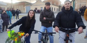 Celia, Iker y Aitor protagonizan la fiesta de los quint@s del 2007 en Villaflores y corren las cintas en bici en la «casa del cura»