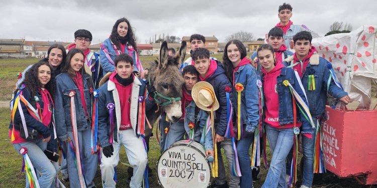 Villoria acompaña a los quint@s del 2007 en su fiesta donde no ha faltado la carrera de cintas en burro en el camino de San Benito