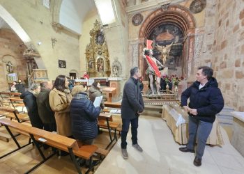 Villoruela celebra la primera fiesta del año en honor a San Sebastián y saca al santo en procesión desafiando al viento