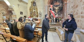Villoruela celebra la primera fiesta del año en honor a San Sebastián y saca al santo en procesión desafiando al viento