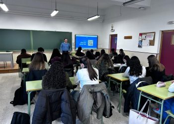 El joven ragameño Rubén Franco Pescador acerca a los alumnos del IES Sánchez Ruipérez el funcionamiento de la Unión Europea