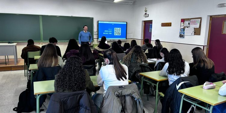 El joven ragameño Rubén Franco Pescador acerca a los alumnos del IES Sánchez Ruipérez el funcionamiento de la Unión Europea