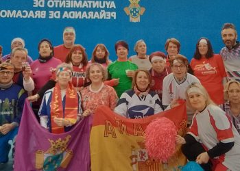 El grupo Activa estrena el Carnaval en Peñaranda luciendo sus disfraces en las clases de ejercicio físico en el pabellón cubierto