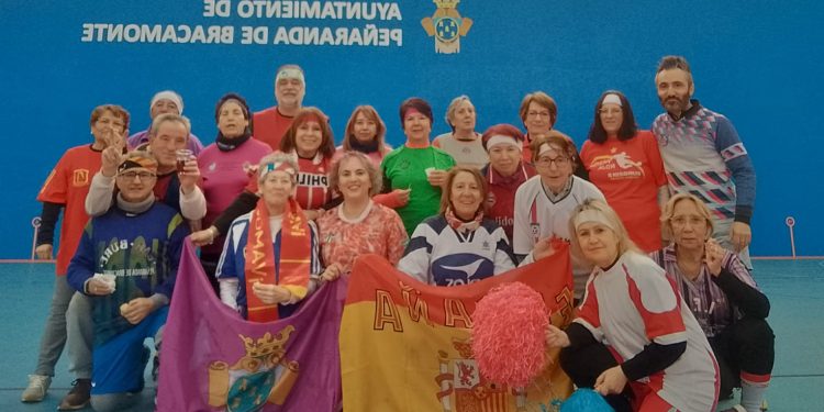 El grupo Activa estrena el Carnaval en Peñaranda luciendo sus disfraces en las clases de ejercicio físico en el pabellón cubierto