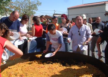 España despide al emblemático humorista Fernando Esteso: así fue su visita a Poveda de las Cintas en las fiestas del año 2004