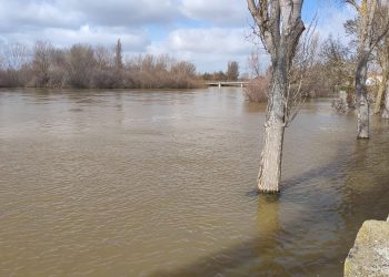 Huerta vive con la mirada puesta en el Tormes ante el desembalse del pantano de Santa Teresa y pide precaución a la población