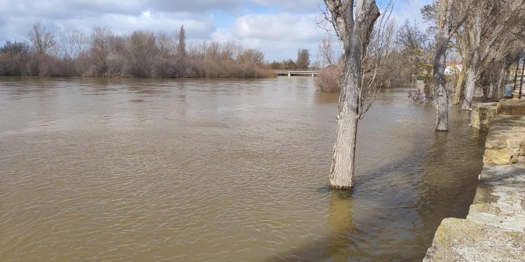 Huerta vive con la mirada puesta en el Tormes ante el desembalse del pantano de Santa Teresa y pide precaución a la población