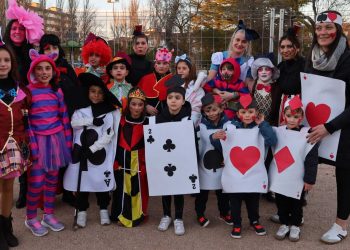 Peñaranda vive su apoteosis carnavalera con una gran desfile que llena las calles y plazas de alegría, ilusión, colorido y público