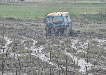 Así están las tierras tras las lluvias: un tractor hundido hasta la cabina en Peñaranda y patos nadando en las balsas de agua