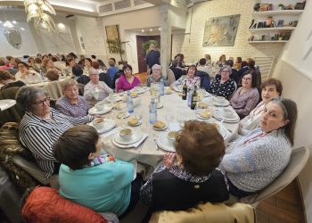 Mujeres de tres provincias desafían al temporal y se reúnen en Peñaranda para festejar a Santa Águeda en Las Cabañas