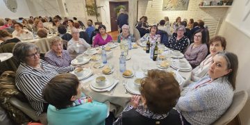 Mujeres de tres provincias desafían al temporal y se reúnen en Peñaranda para festejar a Santa Águeda en Las Cabañas