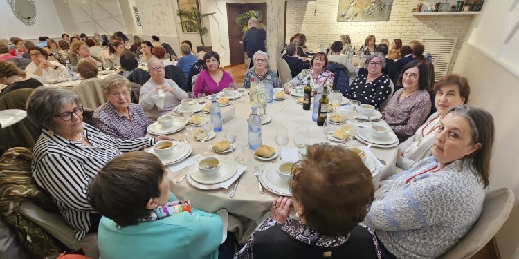 Mujeres de tres provincias desafían al temporal y se reúnen en Peñaranda para festejar a Santa Águeda en Las Cabañas