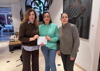 Las águedas de Peñaranda entregan a la AECC los 470 euros que se recaudaron en la chocolatada solidaria del centro social