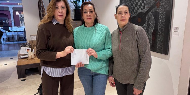Las águedas de Peñaranda entregan a la AECC los 470 euros que se recaudaron en la chocolatada solidaria del centro social