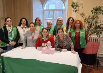 Una gran chocolatada solidaria en el centro social a beneficio de la AECC abre los actos festivos de las aguederas en Peñaranda