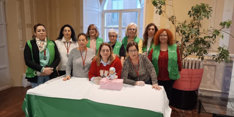 Una gran chocolatada solidaria en el centro social a beneficio de la AECC abre los actos festivos de las aguederas en Peñaranda