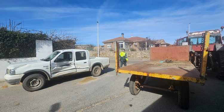 Un varón de 70 años resulta herido en Alaraz en una colisión entre un vehículo y un tractor en la entrada desde Pedraza de Alba