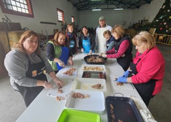 Aldeaseca de la Frontera remata las faenas matanceras con un suculento cocido de garbanzos en el frontón para 400 comensales