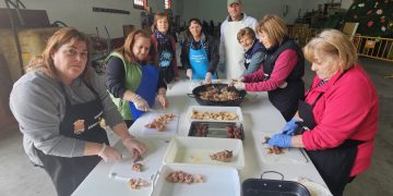 Aldeaseca de la Frontera remata las faenas matanceras con un suculento cocido de garbanzos en el frontón para 400 comensales