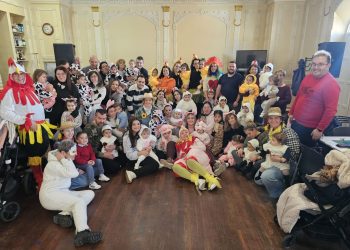 El «Gloria Fuertes» estrena el Carnaval infantil en Peñaranda con una fiesta en el centro social inspirada en una «animalada»