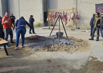 Arabayona de Mógica reúne a vecinos y visitantes en torno a la matanza típica con muchas ganas de pasarlo bien a pesar del frío