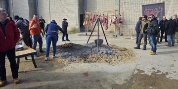 Arabayona de Mógica reúne a vecinos y visitantes en torno a la matanza típica con muchas ganas de pasarlo bien a pesar del frío