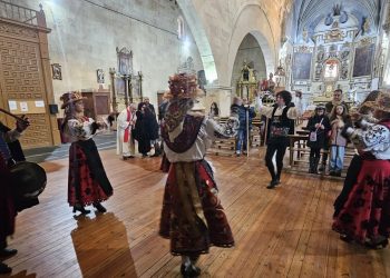 Babilafuente rinde honores a San Blas con misa, bendición de las gargantillas, procesión, bailes y con un concurrido convite